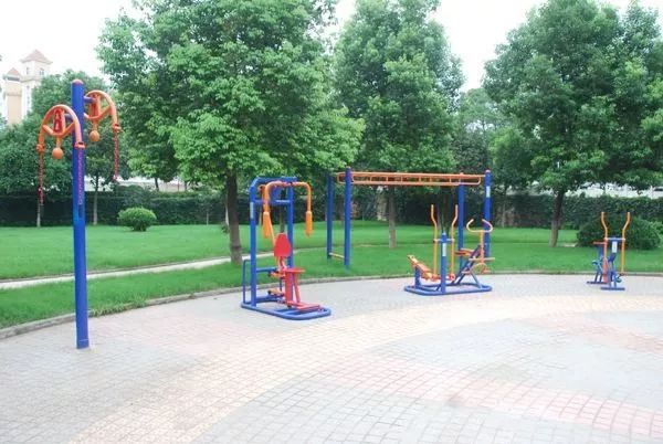 老年朋友请留意 小区健身器使用需谨慎，科学锻炼保健康